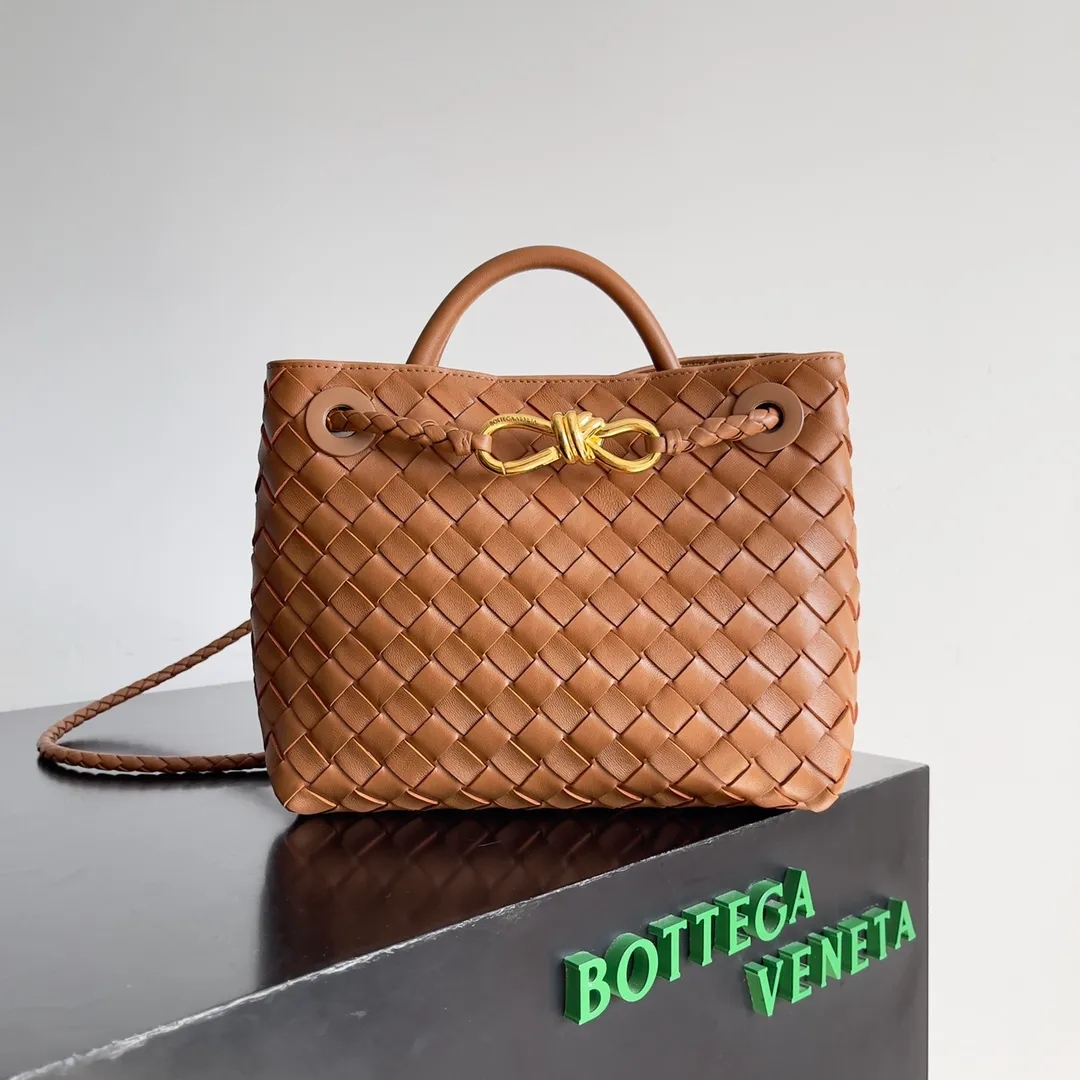 The 2023 new Andiamo batch of 1860 BV has been shipped‼ ️Really popular🔥The new Andiamo woven handbag launched by Bottega Veneta this season is really popular all over the world! ! Celebrities at home and abroad have worn it, and Oscar-winning actress Michelle Yeoh has taken it out on the street. Song Jia, Trai Yara, Yu Feihong, Sanji Ayaka, Rosie Hunting-Whiteley, Yoshioka Riho, etc. have all picked up this bag. It is classic and versatile, showing off its temperament, and the bag capacity is also large, which is very convenient for daily commuting! ! A variety of carrying methods, the shoulder straps can be adjusted by yourself, the original lambskin feels soft and delicate, and the neutral style is made to break gender boundaries and bring a more practical and longer-lasting use experience. Andiamo, which has both elegant and casual styles, perfectly interprets the true appearance of "fashionable old money style". Style number: 743568 Size: 25*22*10.5cm